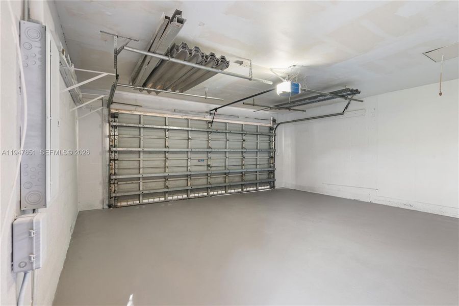 Spacious, unfurnished interior of a new home in , Palmetto Bay (Image 23).