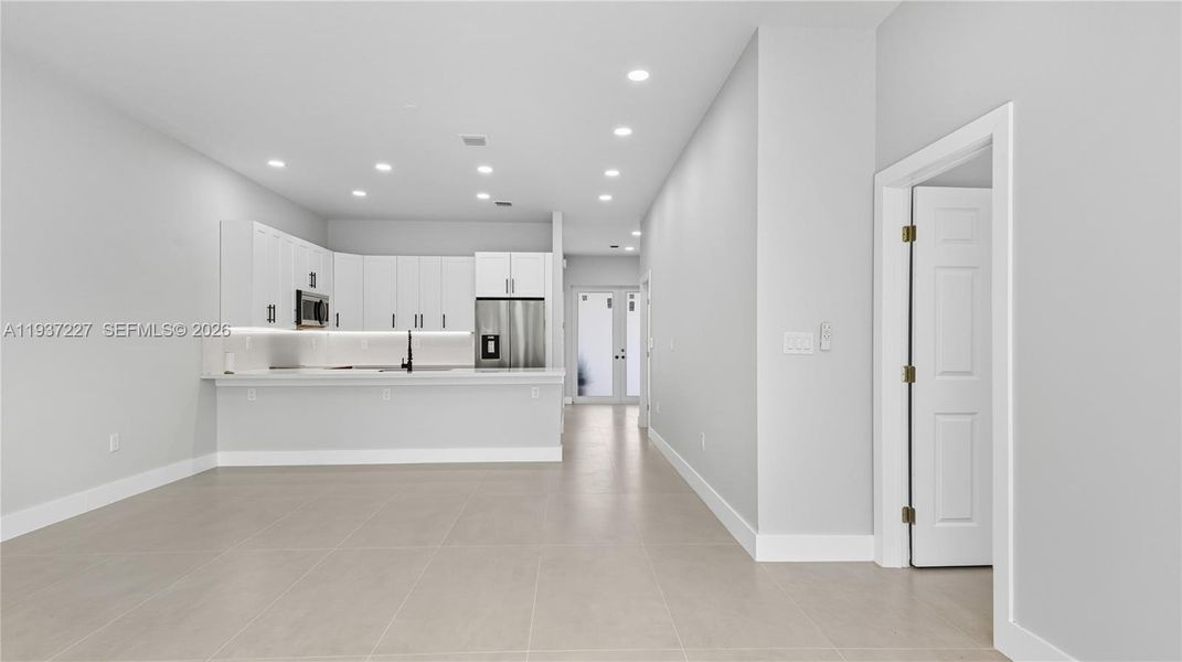 Spacious, unfurnished interior of a new home in , Fort Lauderdale (Image 28).