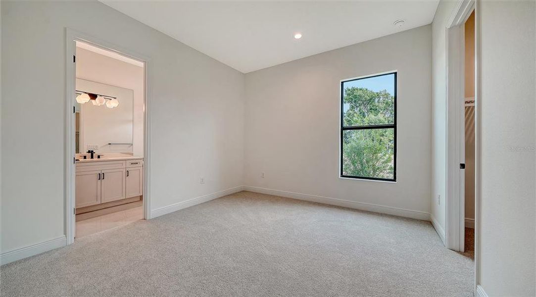 Spacious, unfurnished interior of a new home in Tideline, Bradenton (Image 18).