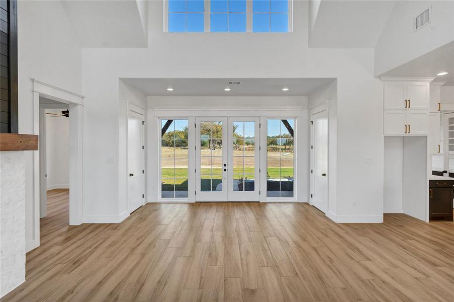 Spacious, unfurnished interior of a new home in Oak Water Ranch, Granbury (Image 23). Spacious, unfurnished interior of a new home in Oak Water Ranch, Granbury (Image 23).