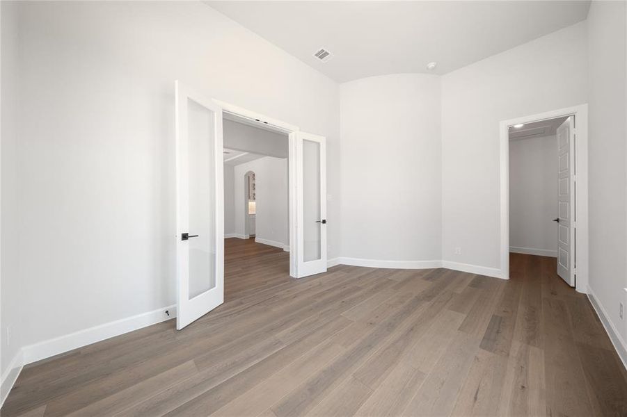 Spacious, unfurnished interior of a new home in Heath Golf and Yacht Club, Heath (Image 22).