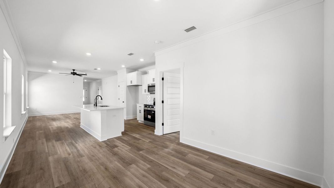 Spacious, unfurnished interior of a new home in Colonial East, Panama City Beach (Image 16).