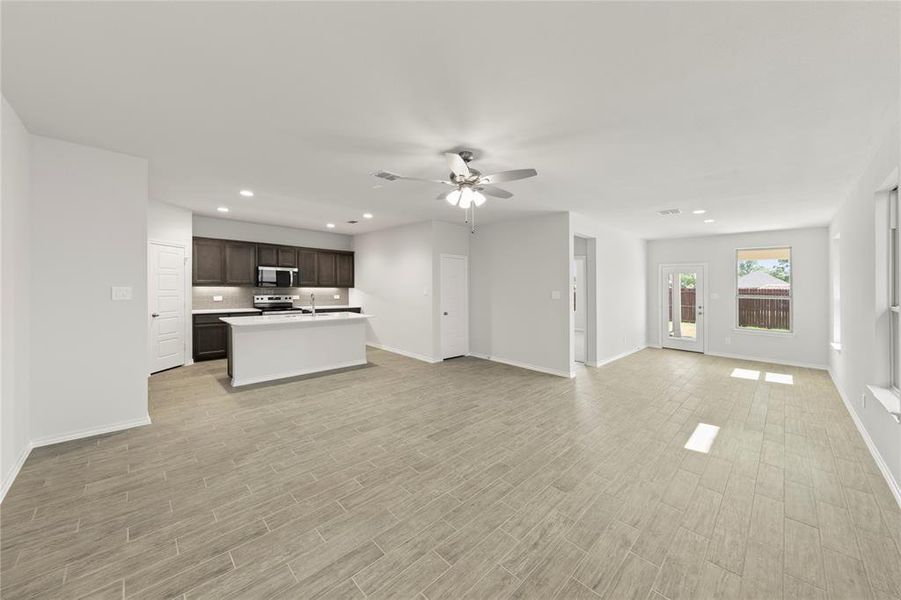 09. 1617 Meadow Crest - Family (2) 09. 1617 Meadow Crest - Family (2)