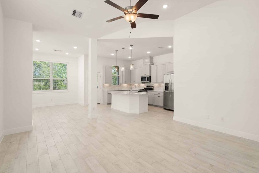Spacious, unfurnished interior of a new home in Sienna, Missouri City (Image 10).