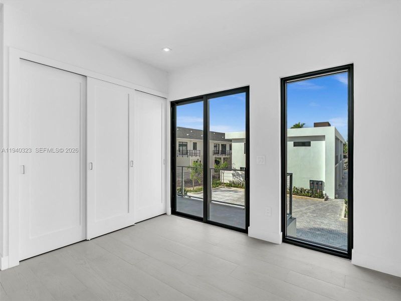 Spacious, unfurnished interior of a new home in , Dania Beach (Image 73).