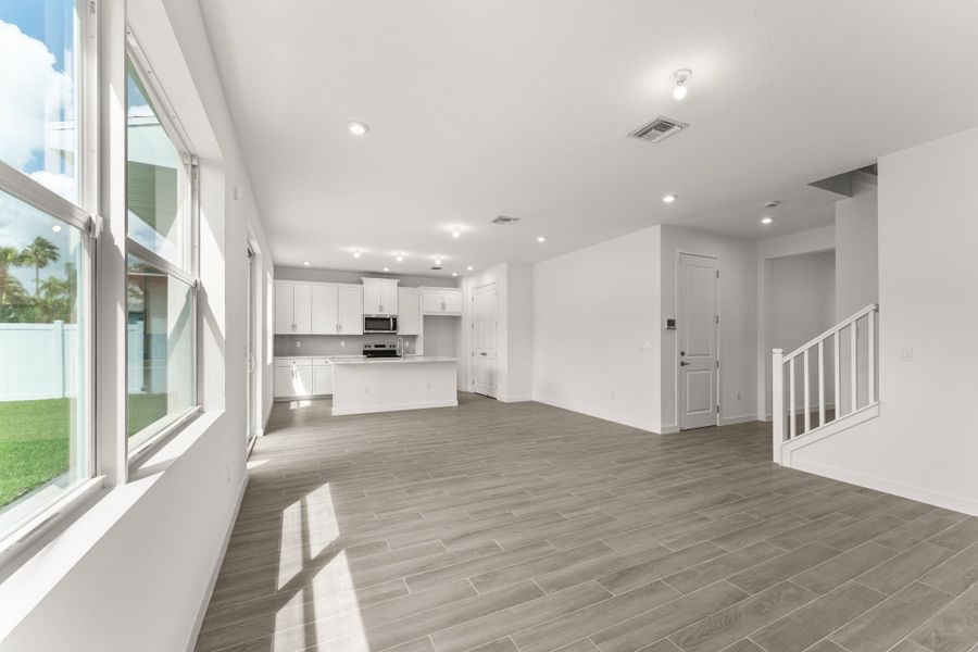 Spacious, unfurnished interior of a new home in Forest, Lake Worth (Image 6).