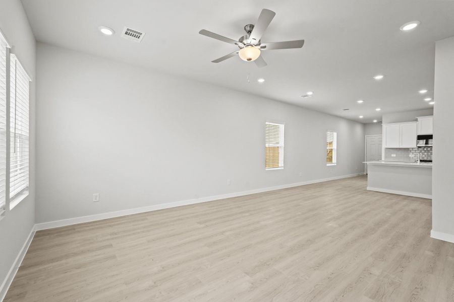 Spacious, unfurnished interior of a new home in Sanford Farms, Waller (Image 19).