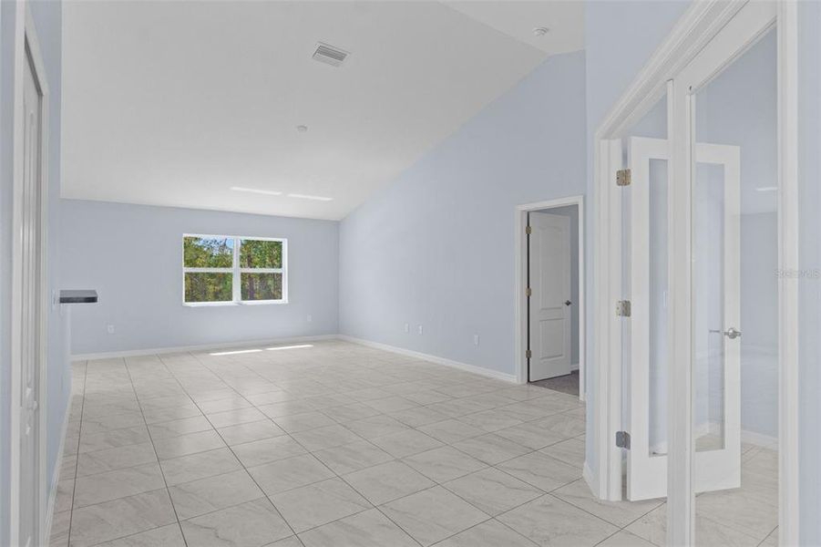 Spacious, unfurnished interior of a new home in , Weeki Wachee (Image 16).