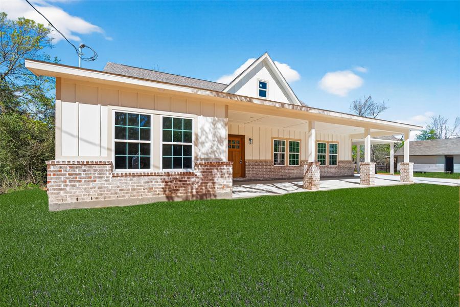 Exterior details and patio area of a home in , Hempstead (Image 24).