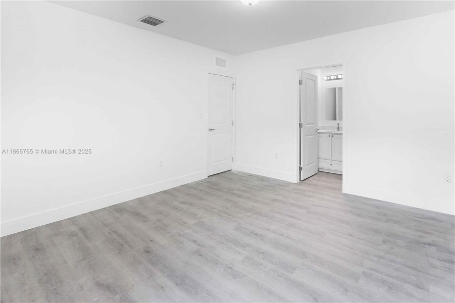Spacious, unfurnished interior of a new home in , Miami (Image 26).
