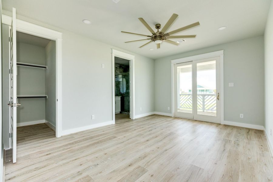Spacious, unfurnished interior of a new home in , Galveston (Image 22).