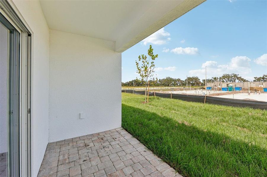 Exterior details and patio area of a home in Willowbrook North, Winter Haven (Image 3).