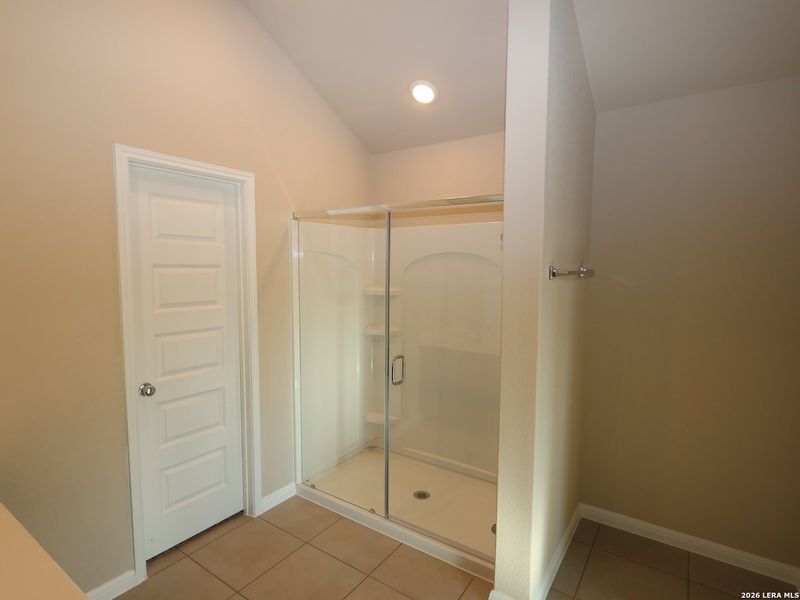 Spacious, unfurnished interior of a new home in Mesquite Ridge, San Antonio (Image 13).
