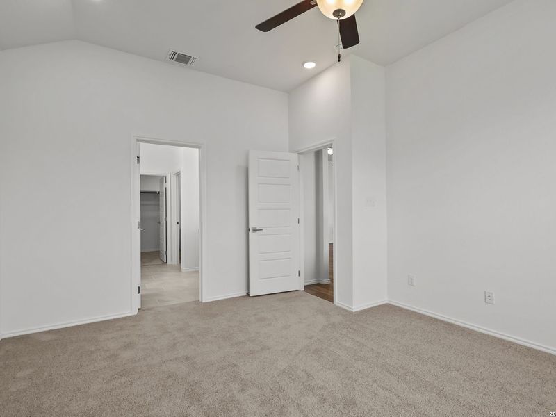 Spacious, unfurnished interior of a new home in Comanche Ridge, San Antonio (Image 33).