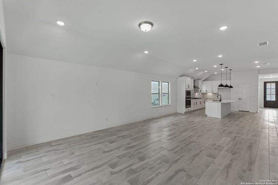 Spacious, unfurnished interior of a new home in Davis Ranch, San Antonio (Image 20). Spacious, unfurnished interior of a new home in Davis Ranch, San Antonio (Image 20).
