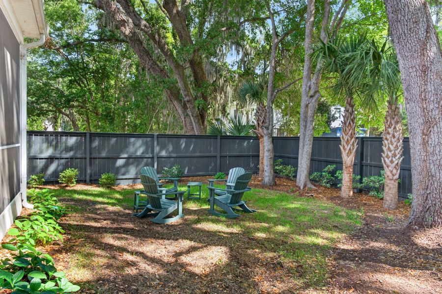Exterior details and patio area of a home in Fiddler Cove, Mount Pleasant (Image 28).