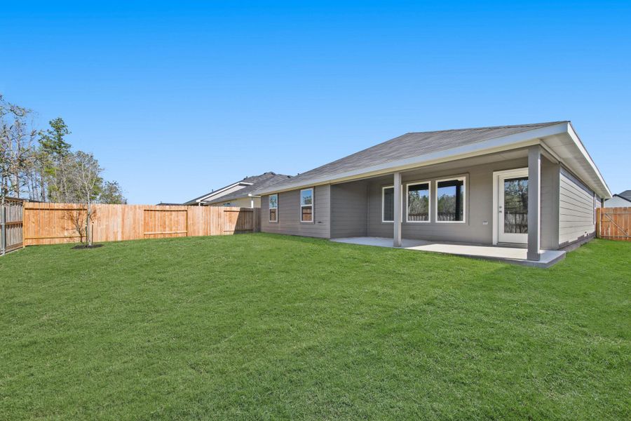 Exterior details and patio area of a home in Silverthorne, Conroe (Image 4).