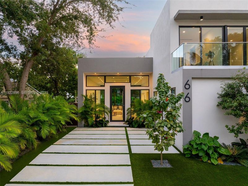 Exterior details and patio area of a home in , Miami (Image 41).