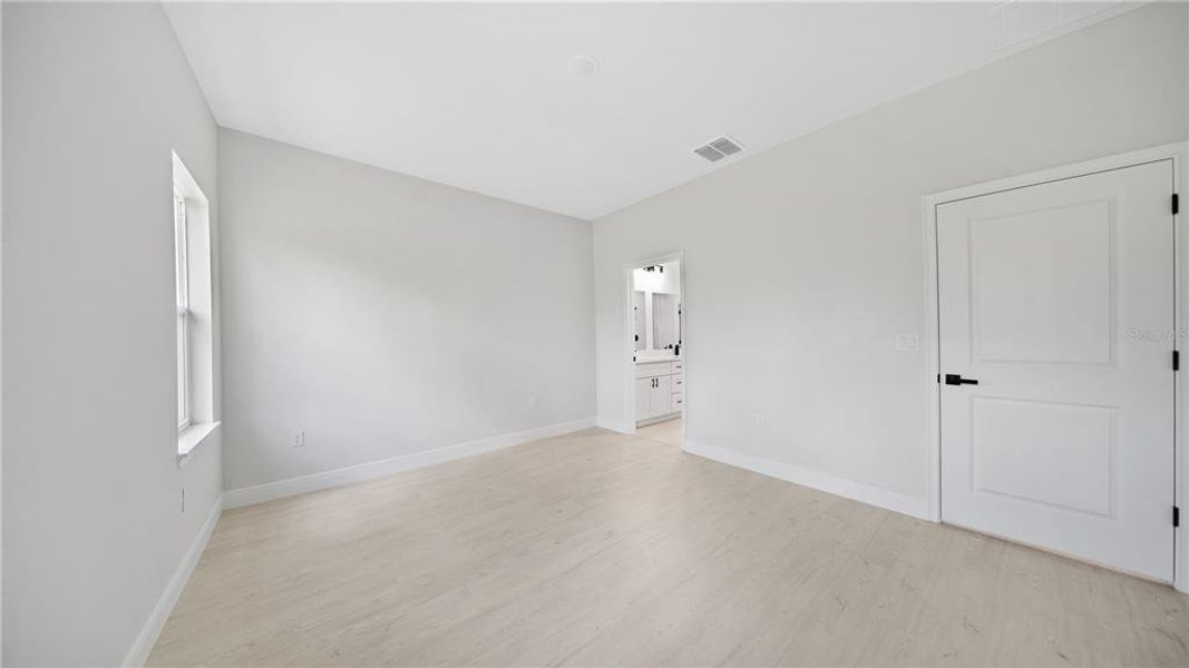 Spacious, unfurnished interior of a new home in , Ocala (Image 22).