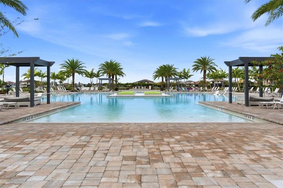 Community amenities in , Estero (Image 38).