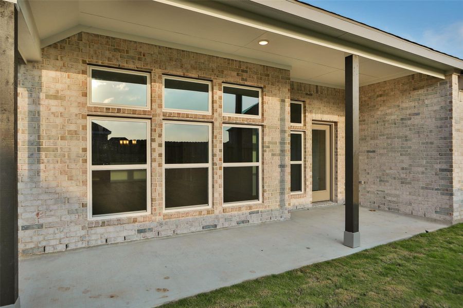 Exterior details and patio area of a home in Brookewater, Rosenberg (Image 3).