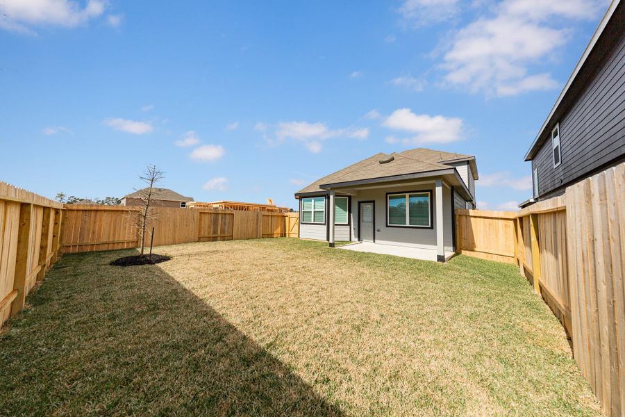 Exterior details and patio area of a home in Mackenzie Creek, Conroe (Image 3).