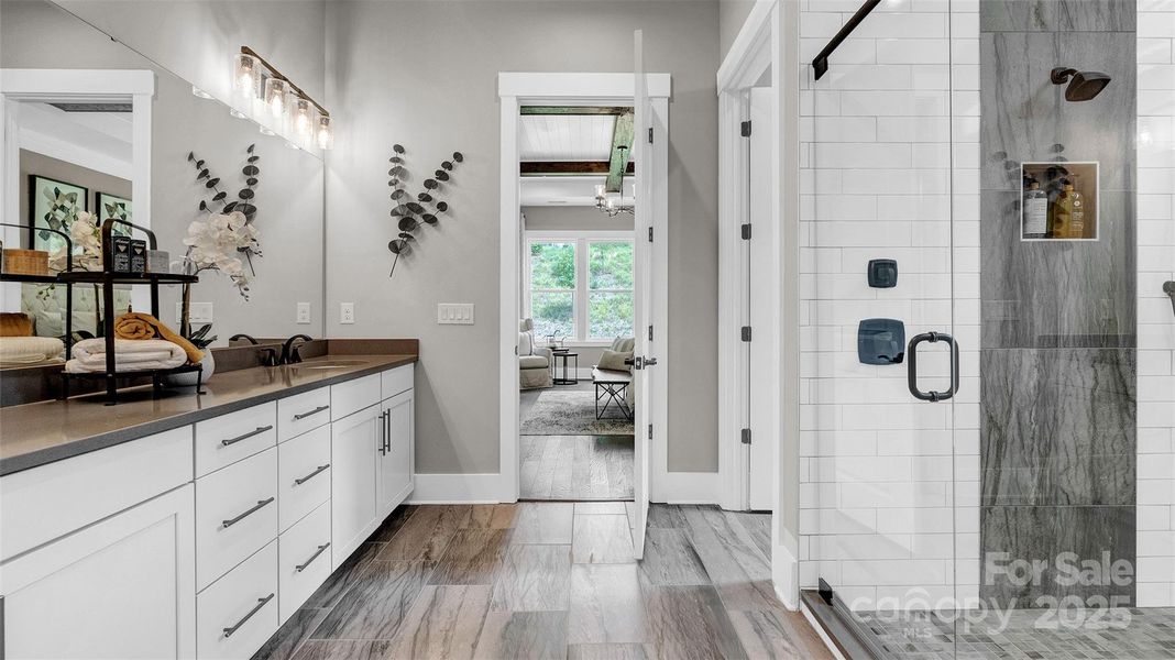 Model photo used for reference