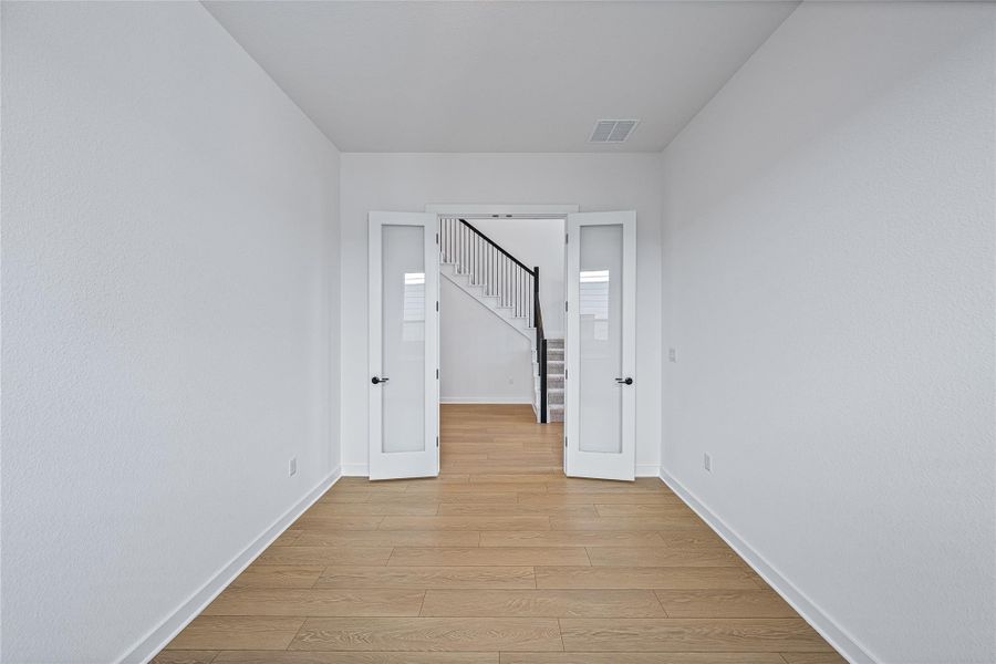 Spacious, unfurnished interior of a new home in , Buda (Image 28).