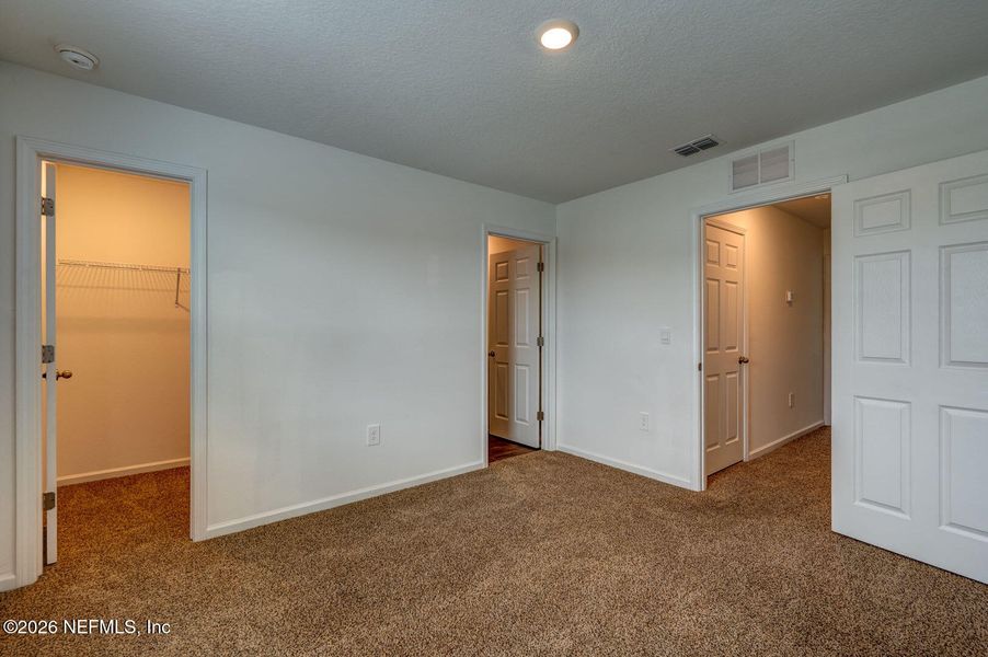 Spacious, unfurnished interior of a new home in , Middleburg (Image 17).