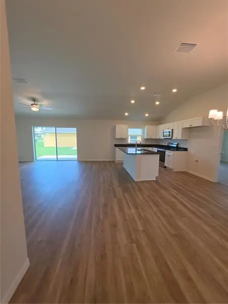 Spacious, unfurnished interior of a new home in , Citrus Springs (Image 12).