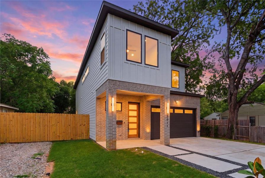 Exterior details and patio area of a home in , Dallas (Image 3).