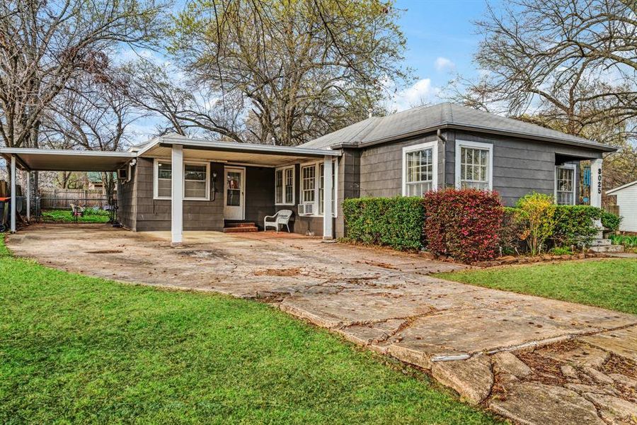 Exterior details and patio area of a home in , Paris (Image 2). Exterior details and patio area of a home in , Paris (Image 2).