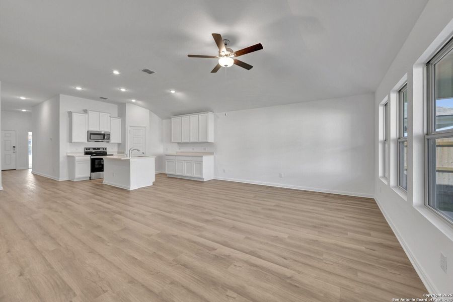 Spacious, unfurnished interior of a new home in Greenspoint Heights, Seguin (Image 22).