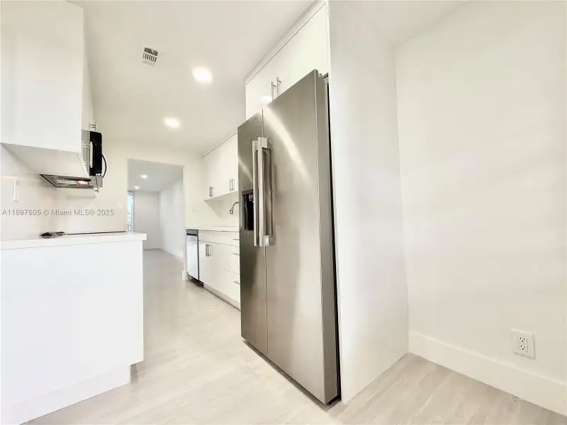Close-up of interior finishes inside a home in , Lauderdale Lakes (Image 17).