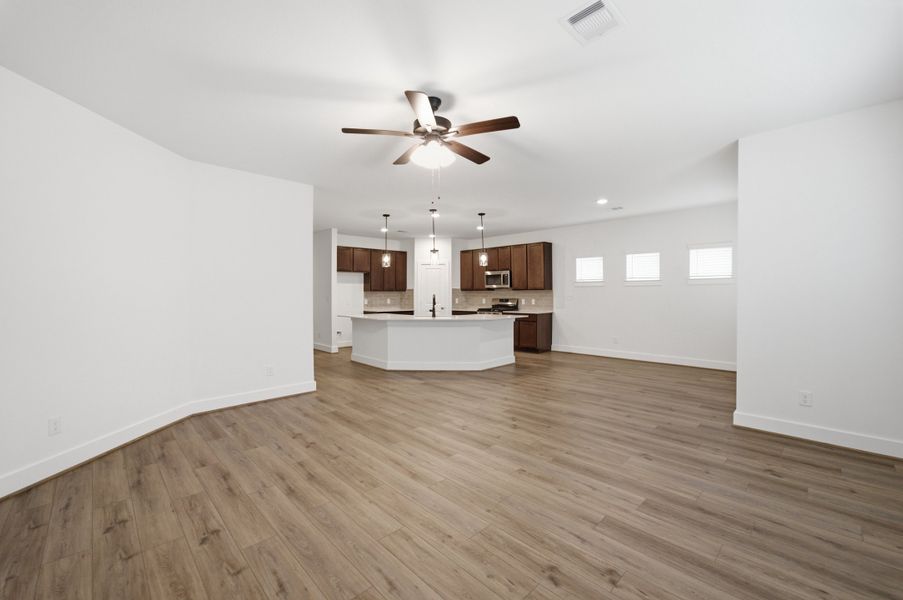 Spacious, unfurnished interior of a new home in Sierra Vista, Rosharon (Image 20).