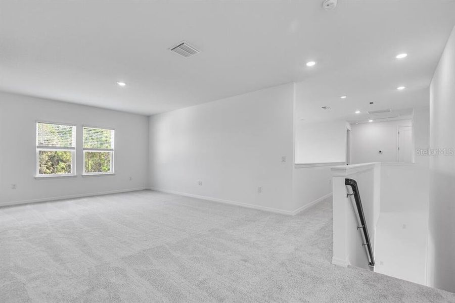 Spacious, unfurnished interior of a new home in Ardisia Park, New Smyrna Beach (Image 21).