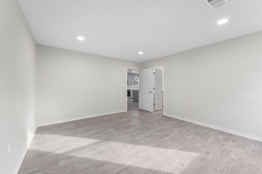 Spacious, unfurnished interior of a new home in , Dayton (Image 26).