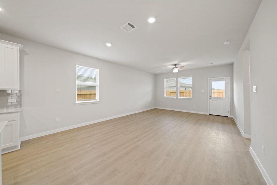 Spacious, unfurnished interior of a new home in Valor Park, Bay City (Image 14).