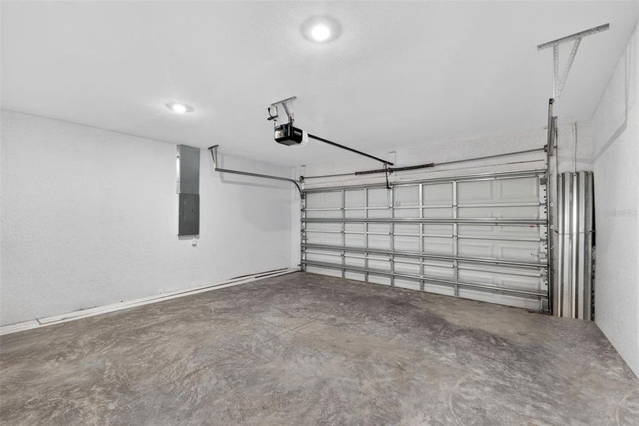 Spacious, unfurnished interior of a new home in , Port Charlotte (Image 29).