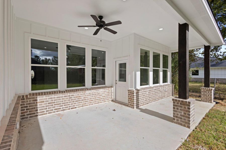 Exterior details and patio area of a home in , Nederland (Image 3).
