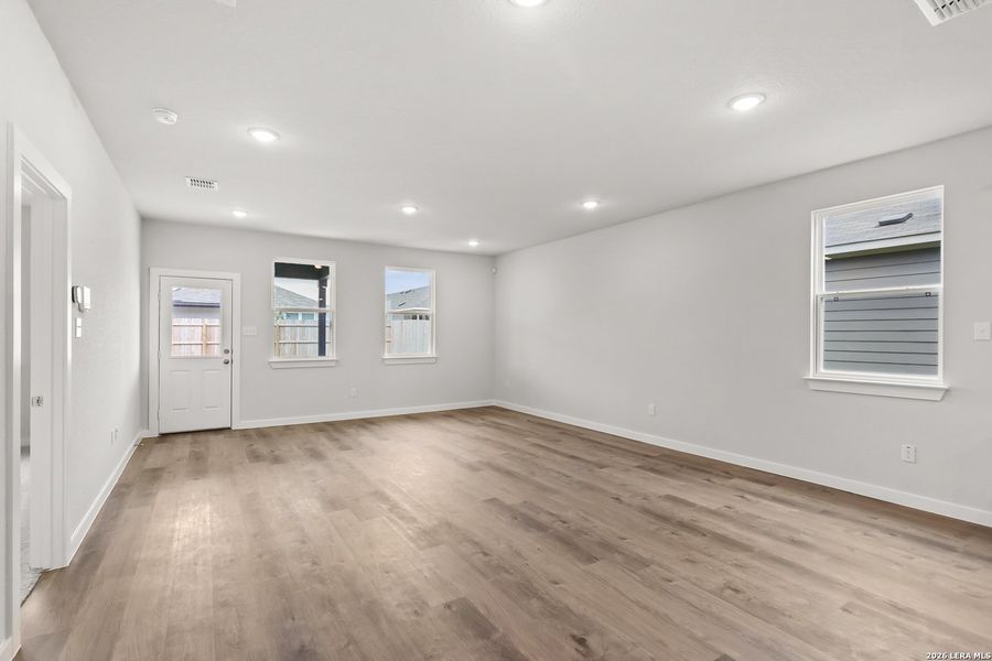 Spacious, unfurnished interior of a new home in Cinco Lakes, San Antonio (Image 20). Spacious, unfurnished interior of a new home in Cinco Lakes, San Antonio (Image 20).