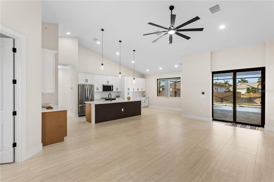 Spacious, unfurnished interior of a new home in , Cape Coral (Image 15).