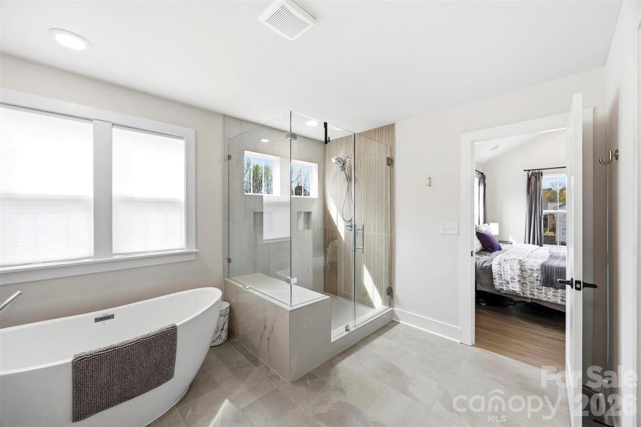 Upper Level- primary en suite. Upper Level- primary en suite.