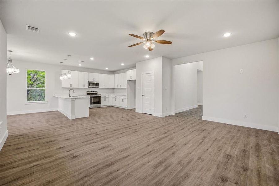 Spacious, unfurnished interior of a new home in , Granbury (Image 29).