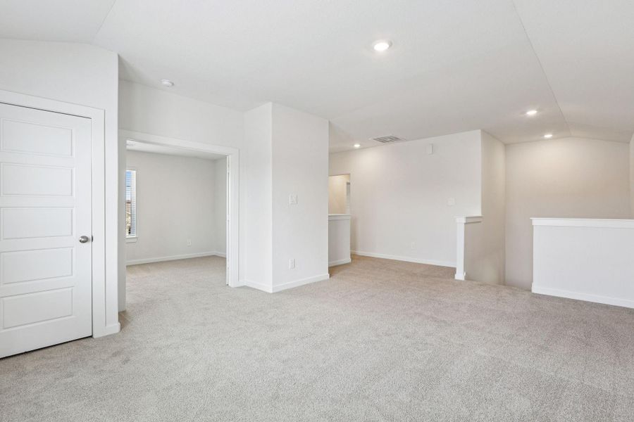 Spacious, unfurnished interior of a new home in Southwinds, Baytown (Image 37).