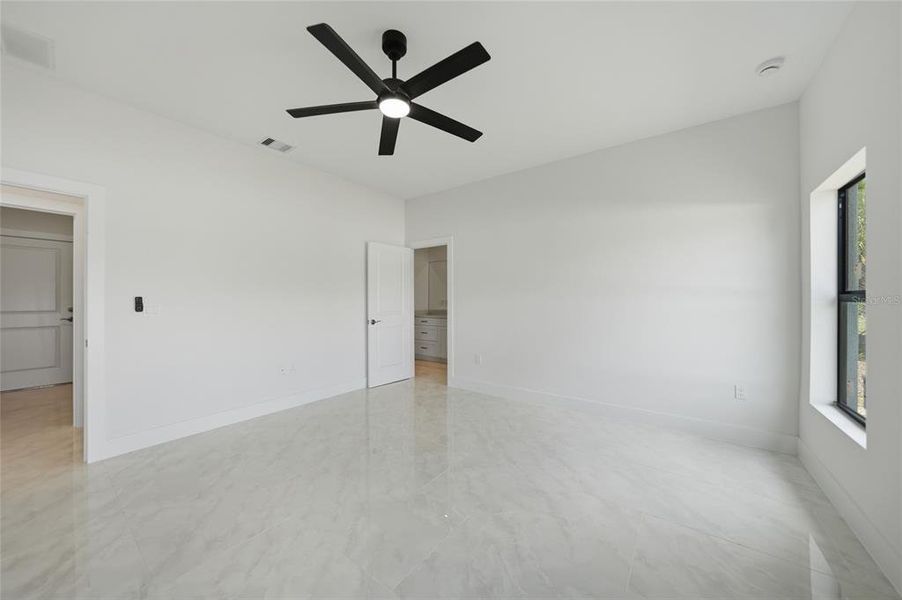 Spacious, unfurnished interior of a new home in , Englewood (Image 40).