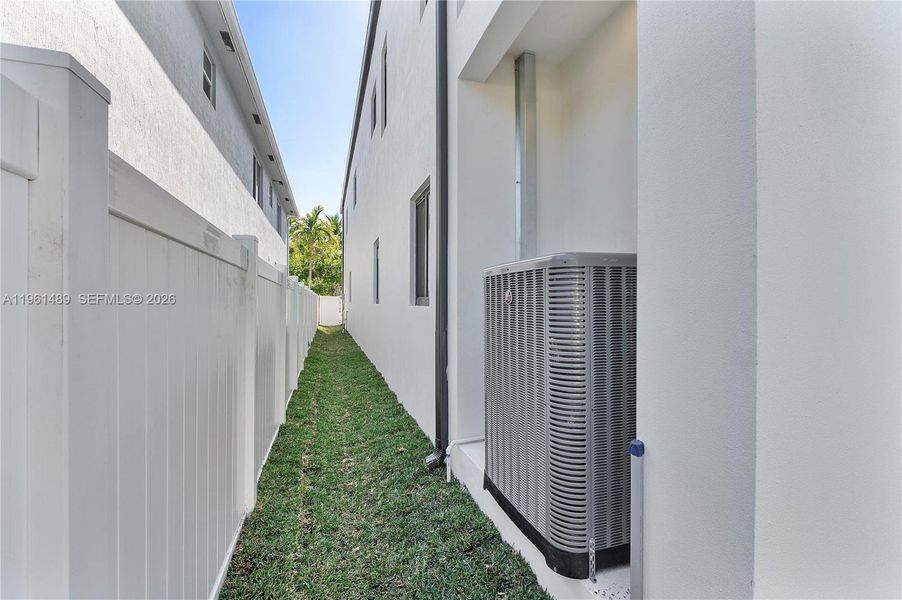 Exterior details and patio area of a home in , Fort Lauderdale (Image 33).