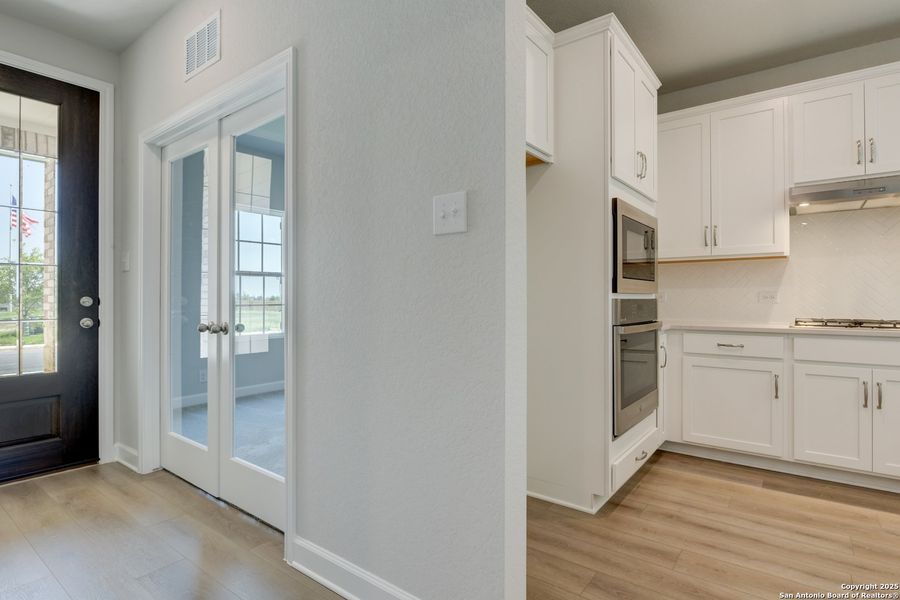 Spacious, unfurnished interior of a new home in Enclave at Hennersby Hollow 50's, San Antonio (Image 29). Spacious, unfurnished interior of a new home in Enclave at Hennersby Hollow 50's, San Antonio (Image 29).