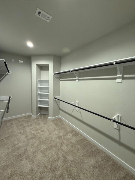 Spacious, unfurnished interior of a new home in Huntington Place, Rosharon (Image 5).