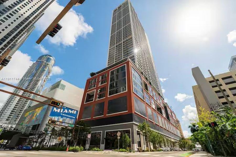 Condo located in Miami, FL showcasing its design and architecture (Image 3).